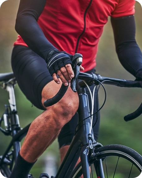Close-up de um ciclista profissional durante uma sessão de ciclismo de estrada ao ar livre.